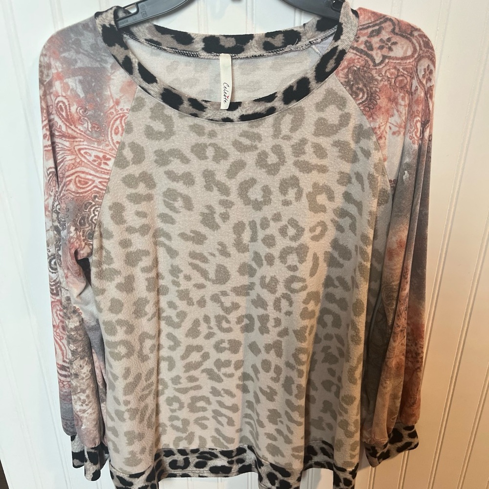 Celeste Women's Leopard Paisley Long Raglan Sleeves Gray & Pink Medium